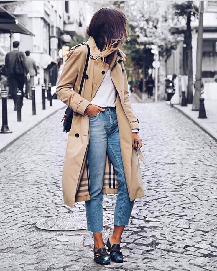 Look clásico con trench al estilo french girl.