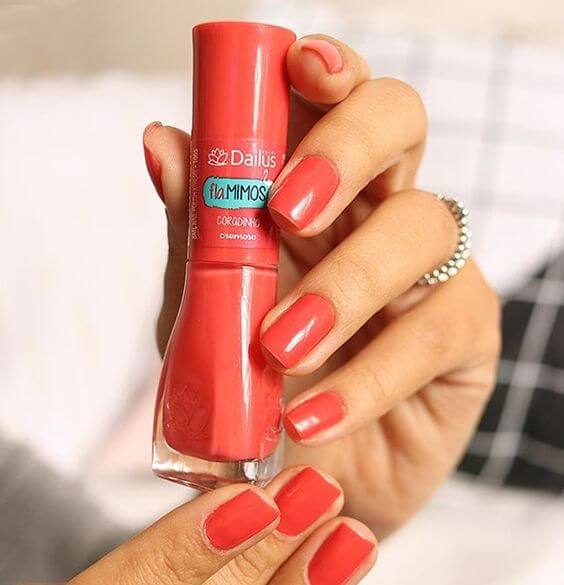 uñas en color living coral