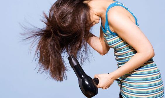 El secador es el mejor aliado para añadir volumen al pelo