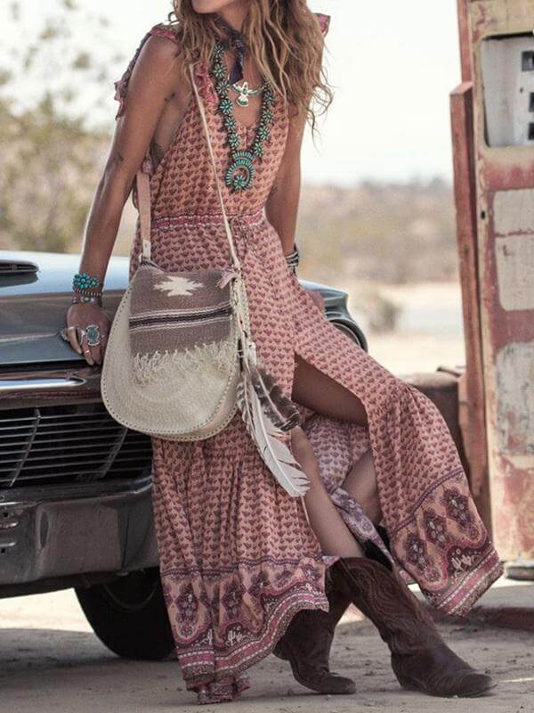 Look de vestido veraniego con botas vaqueras y accesorios étnicos.