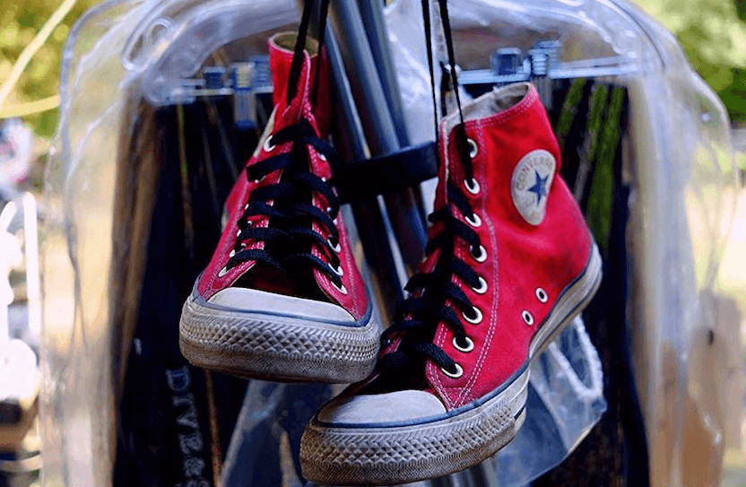 Zapatillas converse en color rojo en la sección de vestuario.